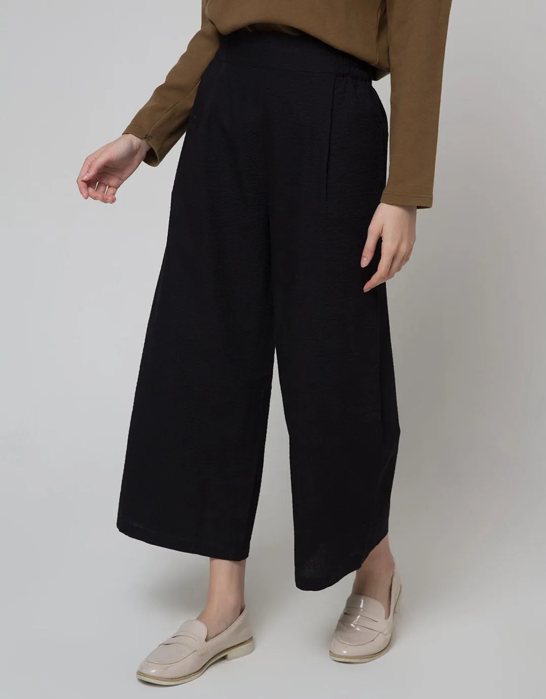 Details Long Pants Textured Fabric