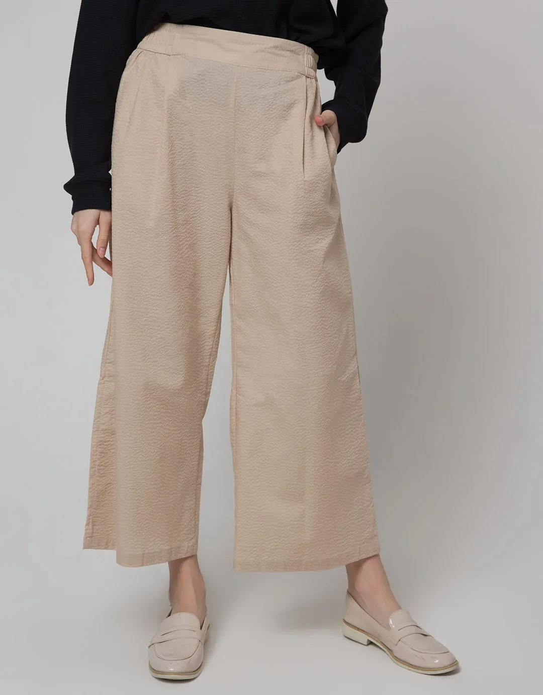 Details Long Pants Textured Fabric